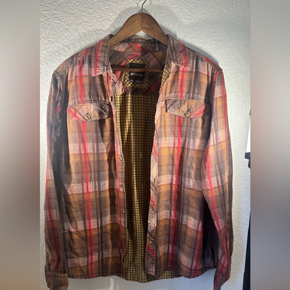 ✨ prAna Plaid Button Down Shirt mens Medium Brown Red Flannel - Picture 2 of 5